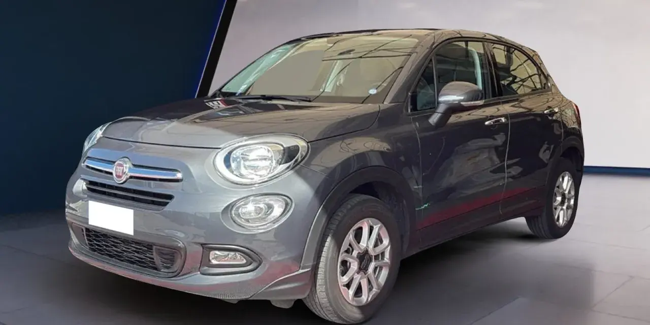 Fiat 500X grigia in esposizione. Controlla la pressione pneumatici per una guida sicura.