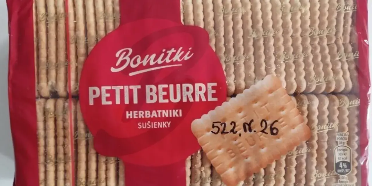 Opakowanie ciastek Bonitki Petit Beurre. Na jednym z ciastek widoczny napis "522, nr. 26".