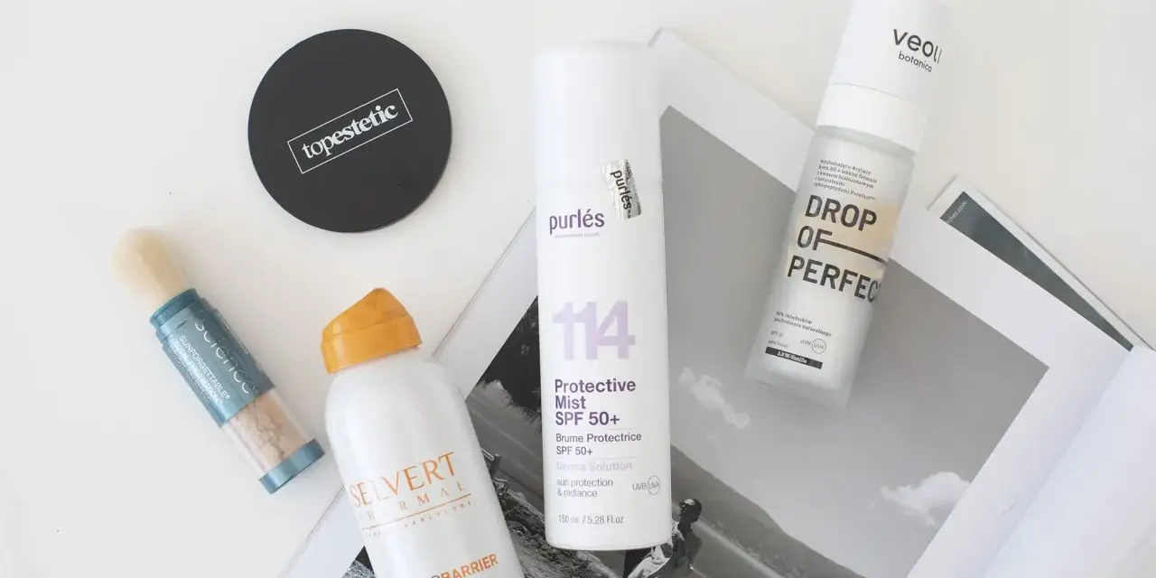 Kosmetyki do ochrony przeciwsłonecznej: spray, mgiełka i puder. Idealne do reaplikacji SPF w ciągu dnia.