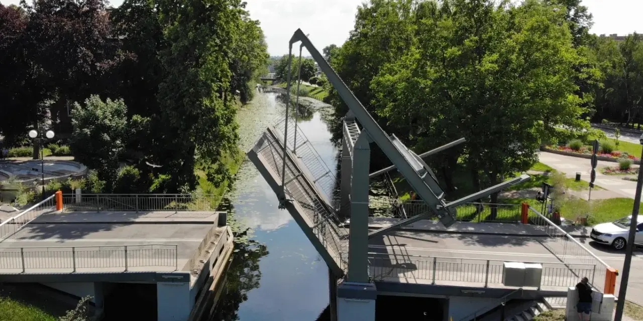 Podniesiony most zwodzony nad kanałem, jedna z atrakcji Nowego Dworu Gdańskiego.