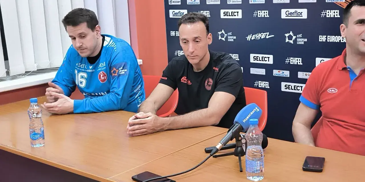 Roberto Garcia i jego koledzy siedzą przy stole, gotowi do konferencji prasowej.