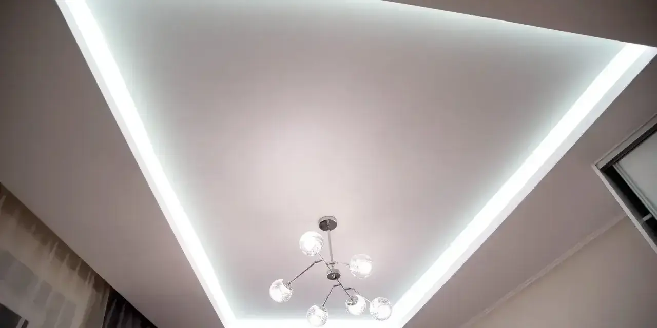 Nowoczesny sufit napinany z podświetleniem LED i designerską lampą. Sprawdź, jaka jest sufity napinane cena.