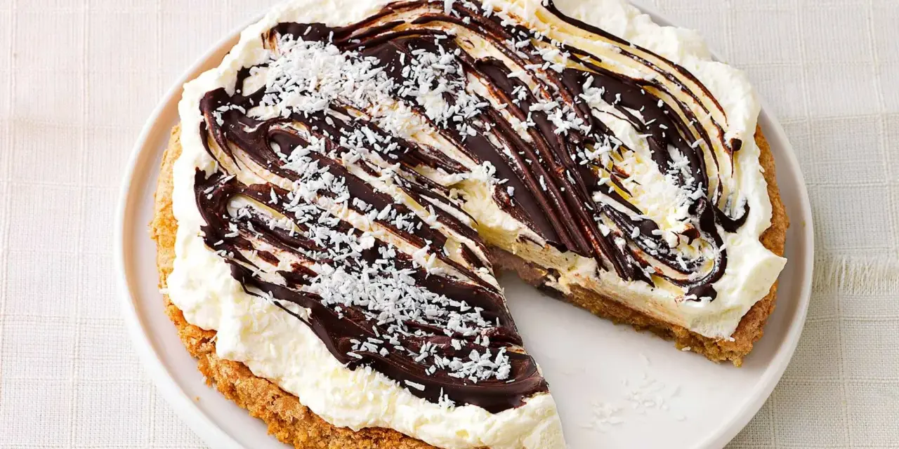 Leckere glutenfreie Torte mit Kokosraspeln und Schokoladensauce. Ein Traum für jeden Anlass!