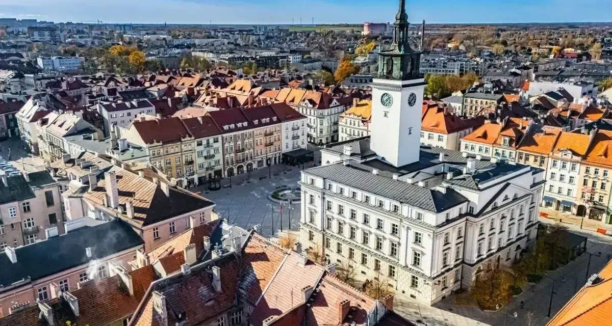 Widok na rynek z ratuszem i wieżą zegarową w Kaliszu, najstarszym mieście w Polsce.