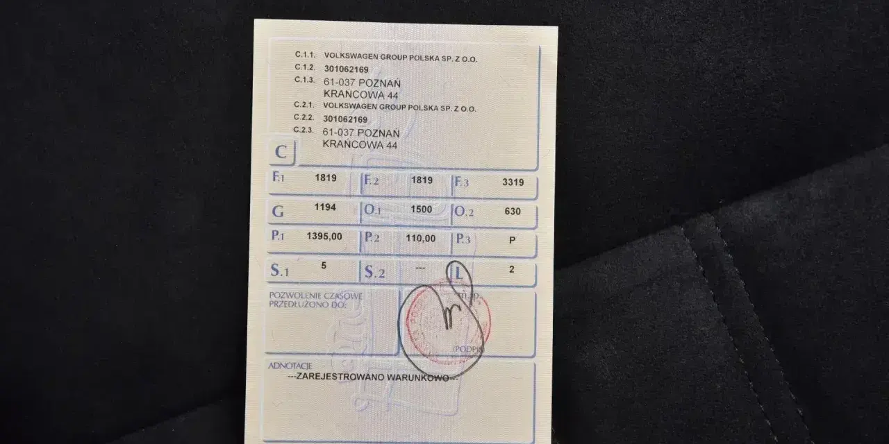 Pozwolenie czasowe pojazdu z danymi Volkswagen Group Polska. Dokument zawiera informacje o rejestracji i przedłużeniu ważności.