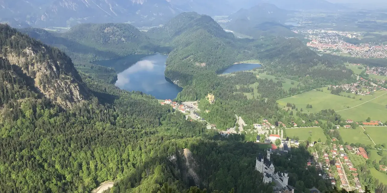 Blick vom Tegelberg auf Alpsee, Hohenschwangau und Neuschwanstein. Eine perfekte Tegelberg Wanderung mit atemberaubender Aussicht.