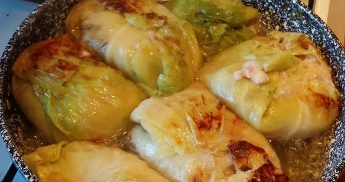 Gołąbki w sosie, idealne na przepis na gołąbki na 1kg mięsa. Złociste liście kapusty otulają aromatyczne nadzienie.