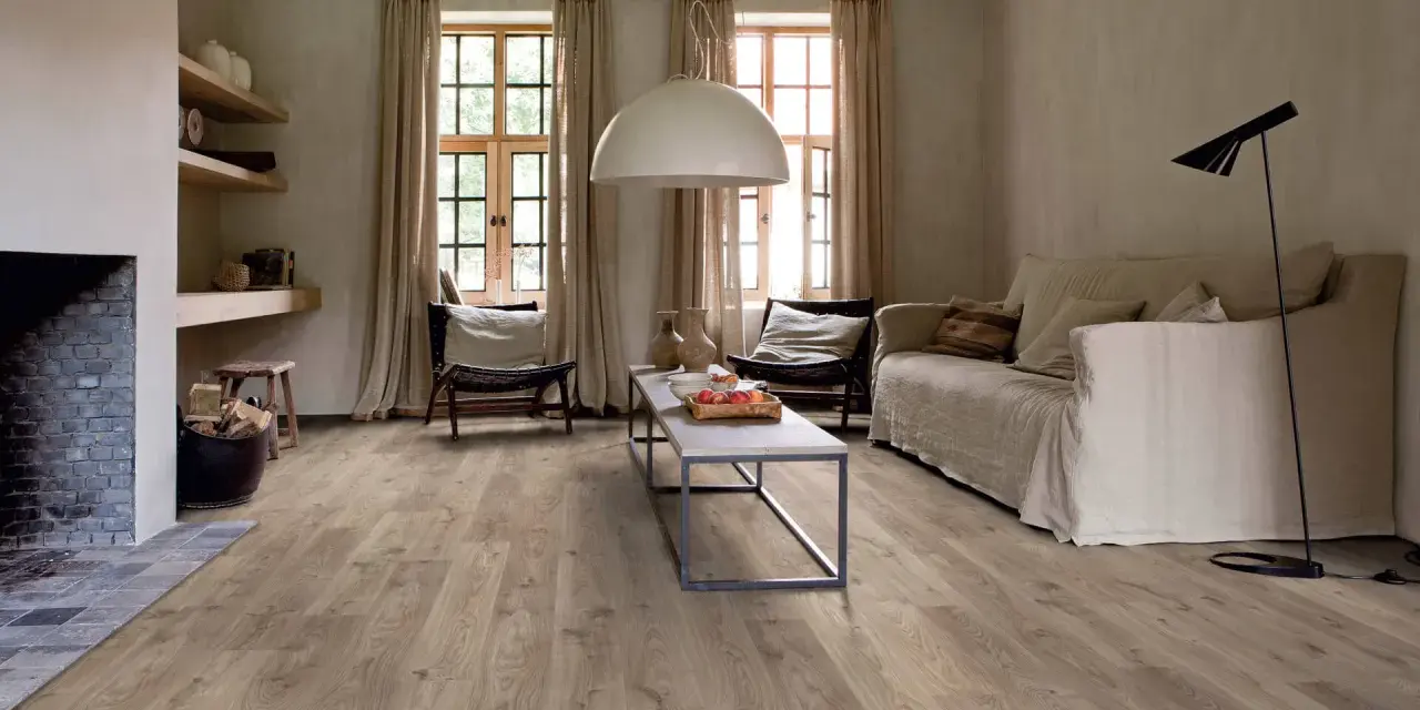 Jakie panele do salonu? Wybierz idealne: laminat, winyl, trendy!