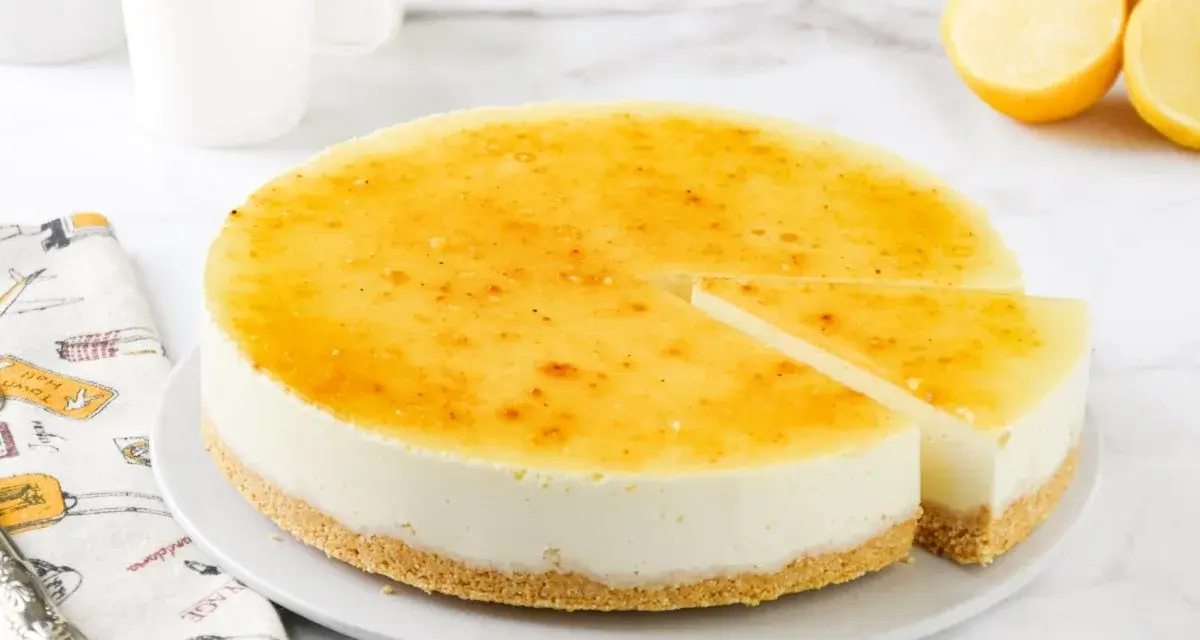 Tarta de limón cremosa con cobertura dorada y base crujiente. ¡Perfecta para cualquier ocasión!