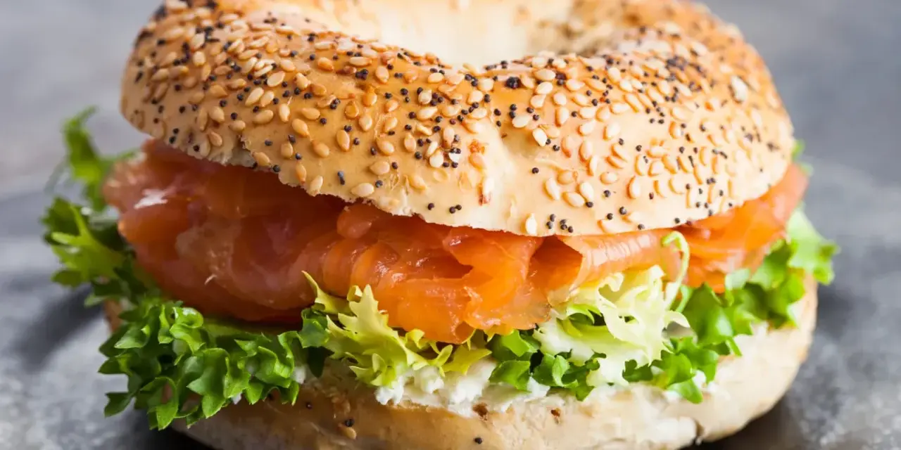 Bajgle na słodko z łososiem, serkiem i sałatą. Idealne na śniadanie lub lunch.