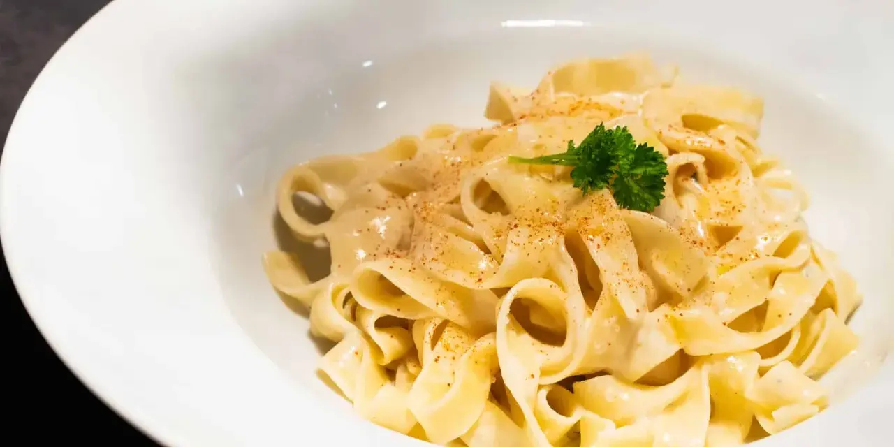 Cremige Pasta mit Sahnesauce, bestreut mit Paprikapulver und garniert mit Petersilie. Ein einfaches Sahnesauce Rezept für Genießer.