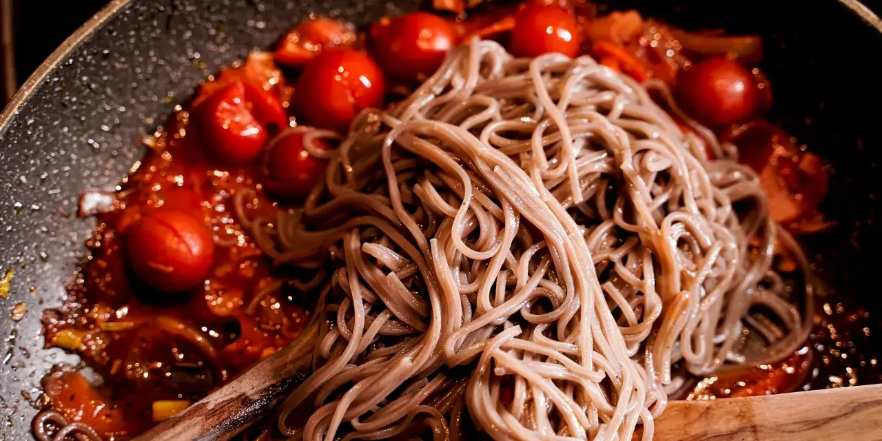 Makaron soba kontra makaron pełnoziarnisty w sosie pomidorowym z pomidorkami koktajlowymi.