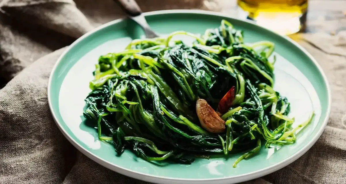 Cicoria in padella, un contorno semplice e gustoso, con aglio e peperoncino.