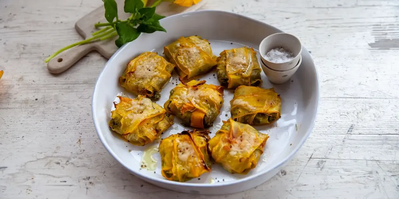 Deliziosi fagottini ripieni, perfetti per scoprire cosa mangiare a pranzo. Un piatto colorato e gustoso, con fiori di zucca e verdure.