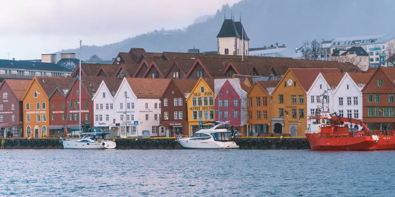 Kolorowe kamienice nad wodą w Bergen. Zastanawiasz się, ile płynie prom z Gdańska do Norwegii?
