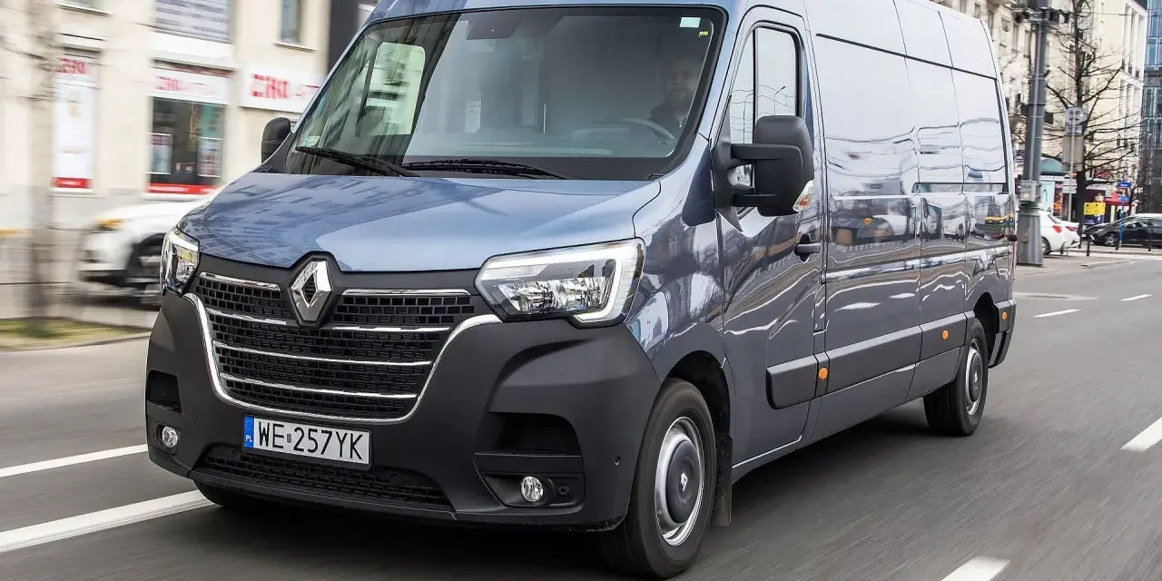 Szary bus osobowy Renault Master, ile miejsc? Ten van na drodze miejskiej przewiezie całą rodzinę.