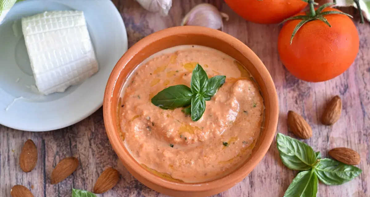 Pesto alla siciliana in terracotta, con pomodori, mandorle, basilico e ricotta.