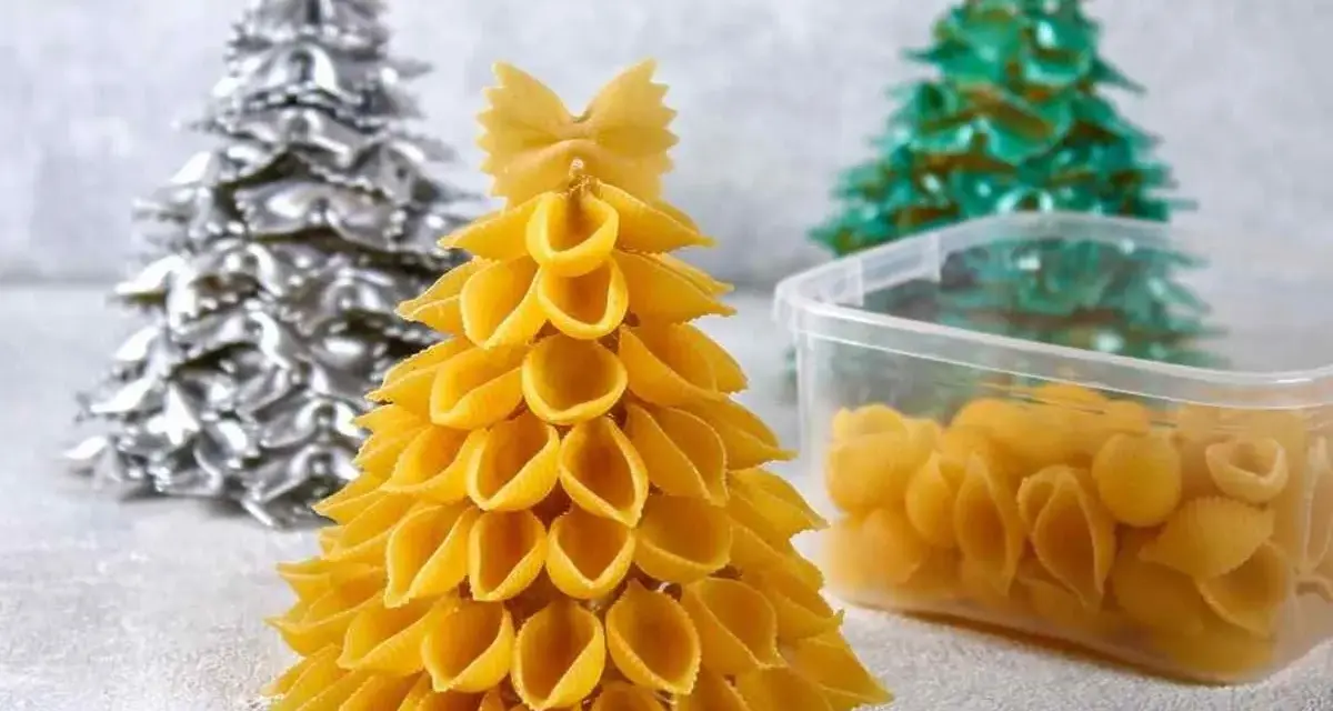 Świąteczne DIY dla dzieci: choinki z makaronu! Zobacz, jak łatwo stworzyć te urocze ozdoby.