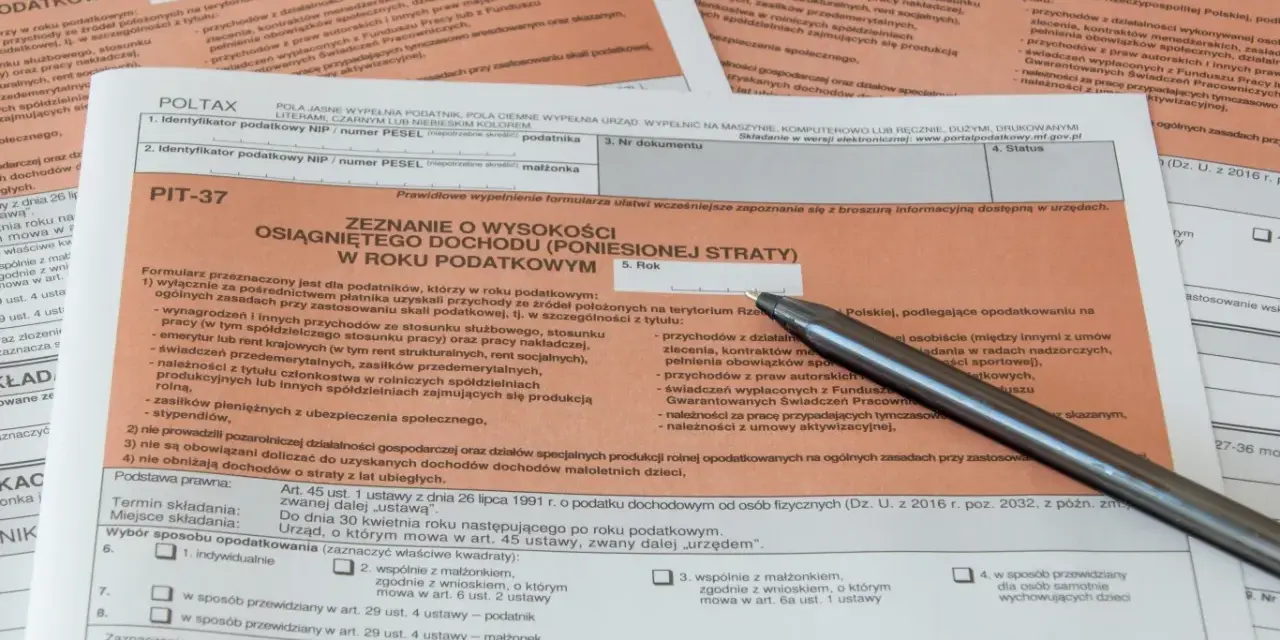 Ile kosztuje rozliczenie PIT w biurze rachunkowym? Na zdjęciu formularz PIT-37, który wypełnia się samodzielnie lub z pomocą specjalisty.
