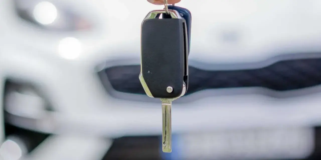 Kluczyki do nowego auta, które można mieć dzięki leasingowi. Dowiedz się, leasing co to jest i jak działa.