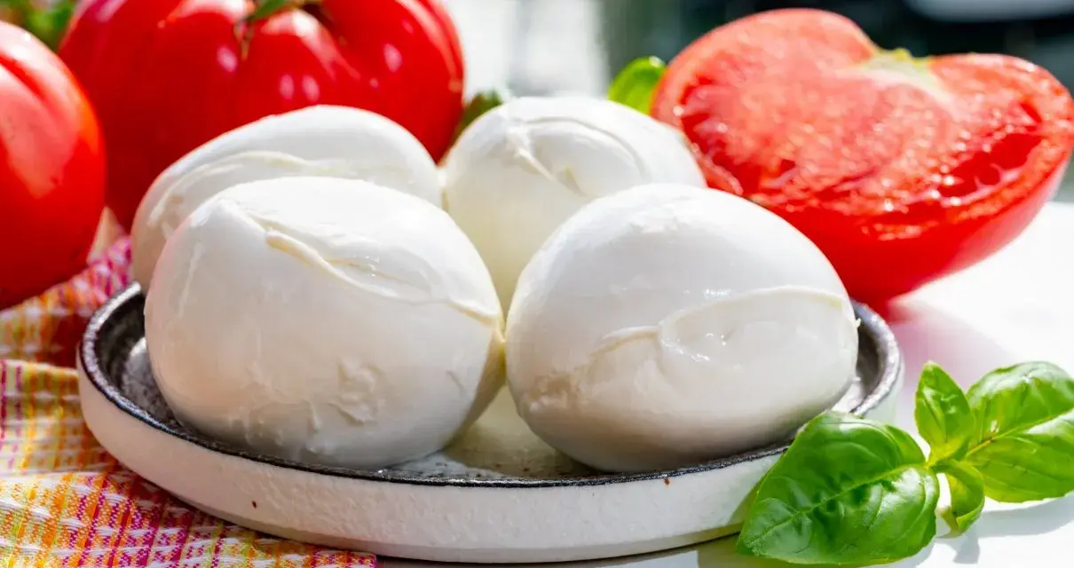 Świeża mozzarella i pomidory, idealne do dań z mozzarellą na ciepło.