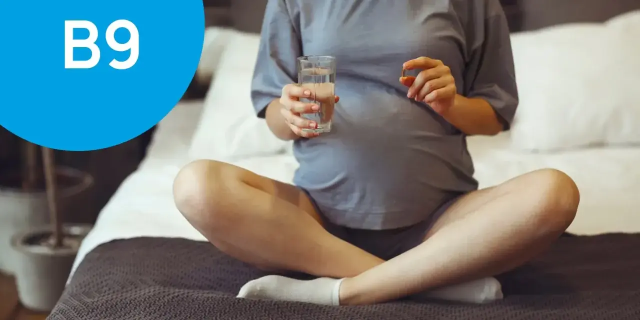 Ciężarna kobieta bierze suplement B9. Czy kwas foliowy można przedawkować?