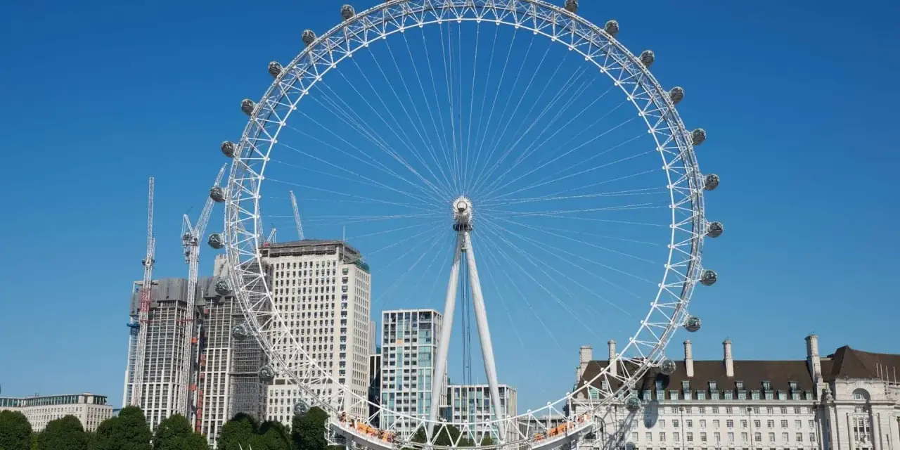 Widok na London Eye z kapsułami i budynkami w tle. Sprawdź aktualną london eye cena, by zaplanować wizytę.