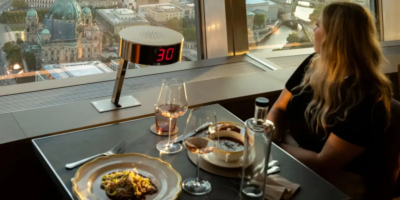 Romantisches Abendessen mit Blick auf Berlin. Perfekte date ideen berlin für einen besonderen Anlass.