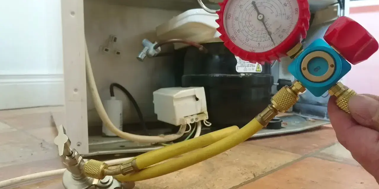 Jak sprawdzić gaz w lodówce? Objawy, diagnoza, koszty naprawy