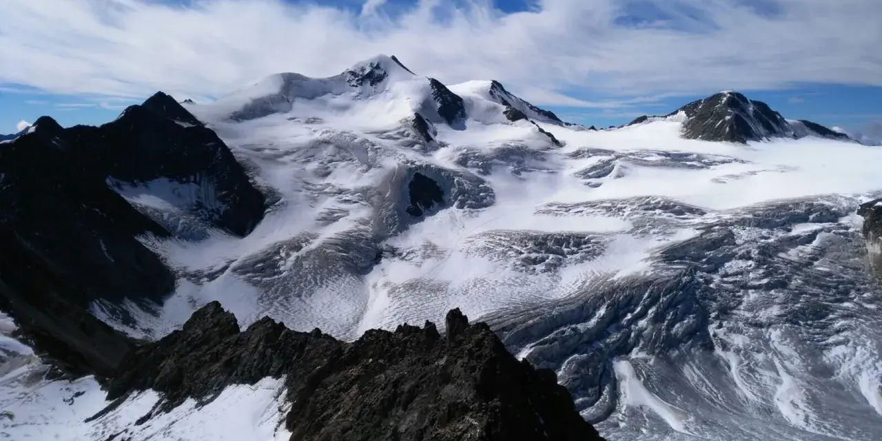 Majestätische Berglandschaft mit schneebedeckten Gipfeln und Gletschern. Die Wildspitze Besteigung ist ein Traum für jeden Alpinisten.