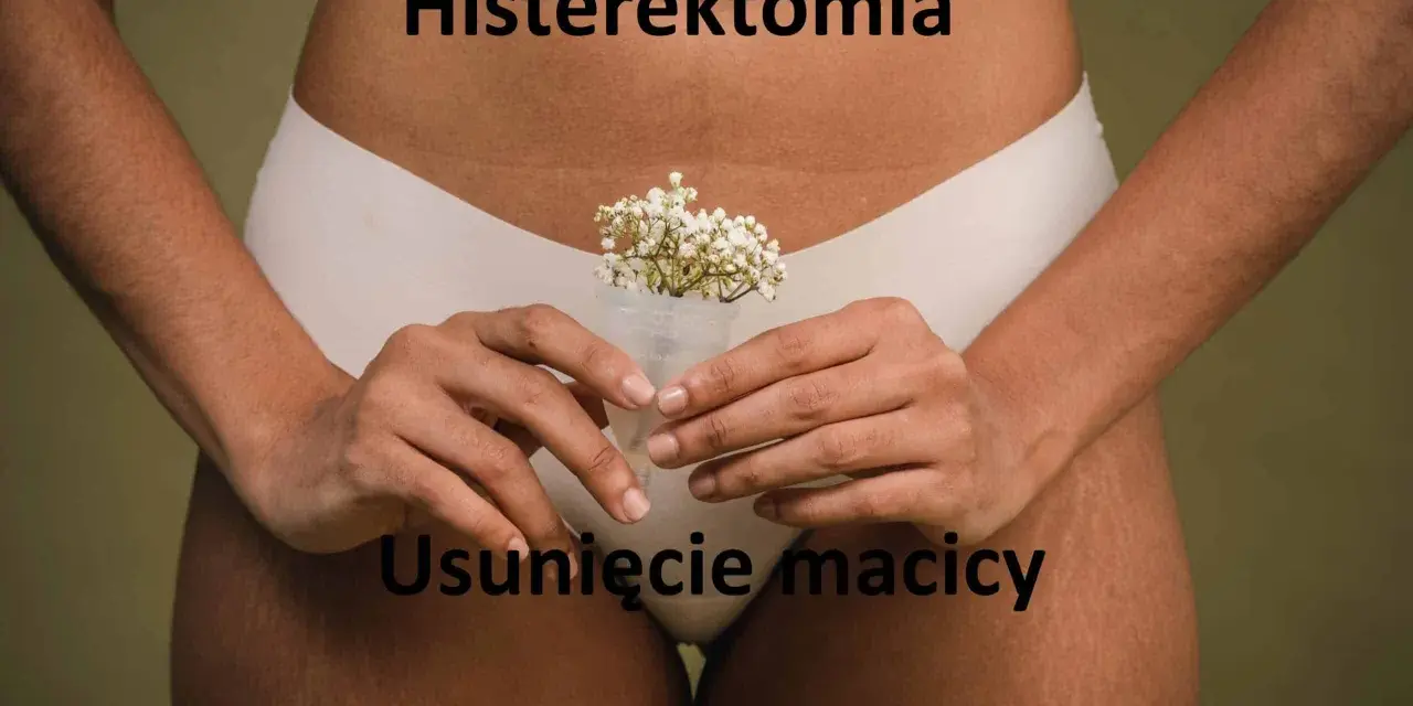 Kobieta trzyma kubeczek menstruacyjny z kwiatami. Napisy "Histerektomia" i "Usunięcie macicy" sugerują temat zabiegu.