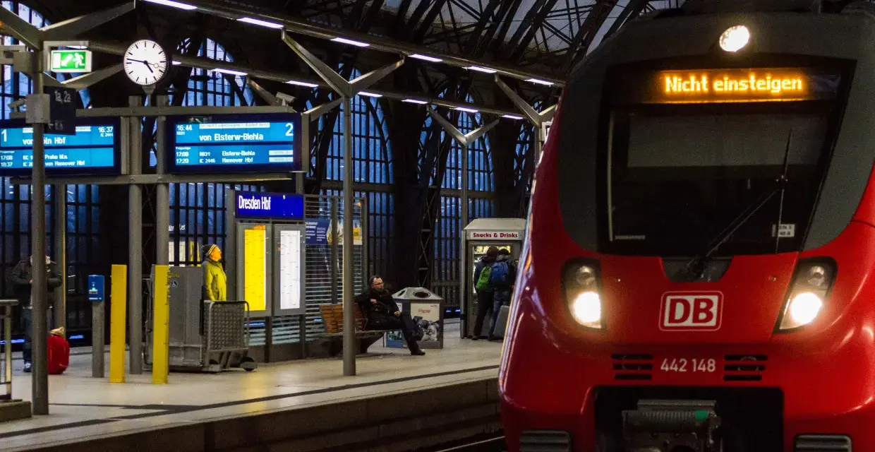 Roter Zug mit "Nicht einsteigen" auf der Anzeige am Bahnhof Dresden Hbf.