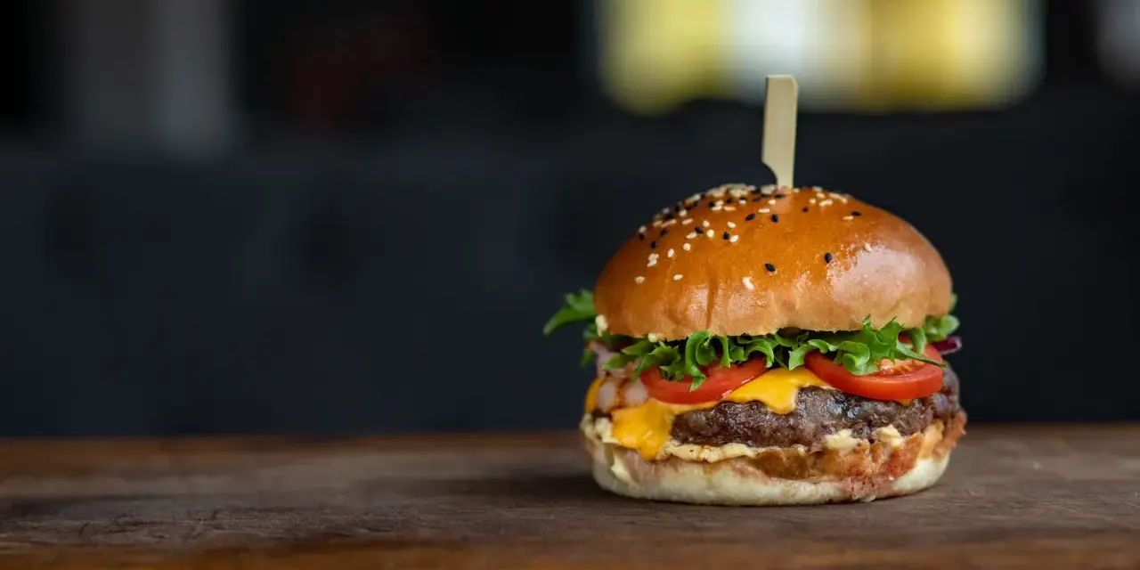 Ile kalorii ma burger wołowy? Prawda i 5 sposobów na odchudzenie!
