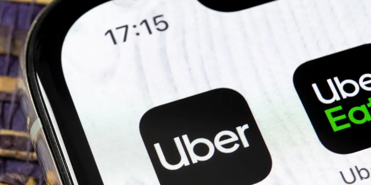 Ikona Ubera na ekranie telefonu. Obok widoczna ikona Uber Eats. Czas 17:15. To jakby cyfrowa uber kasa fiskalna.