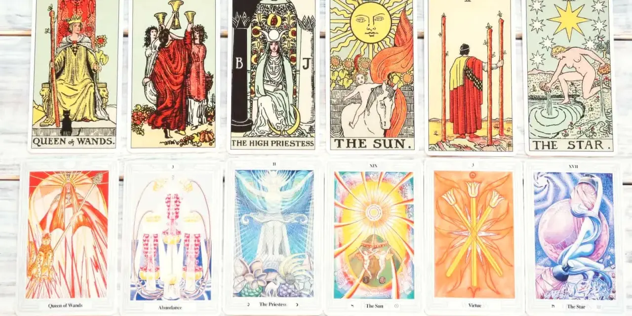 Różne karty tarota, w tym Królowa Buław, Słońce i Gwiazda. To jest co to tarot.