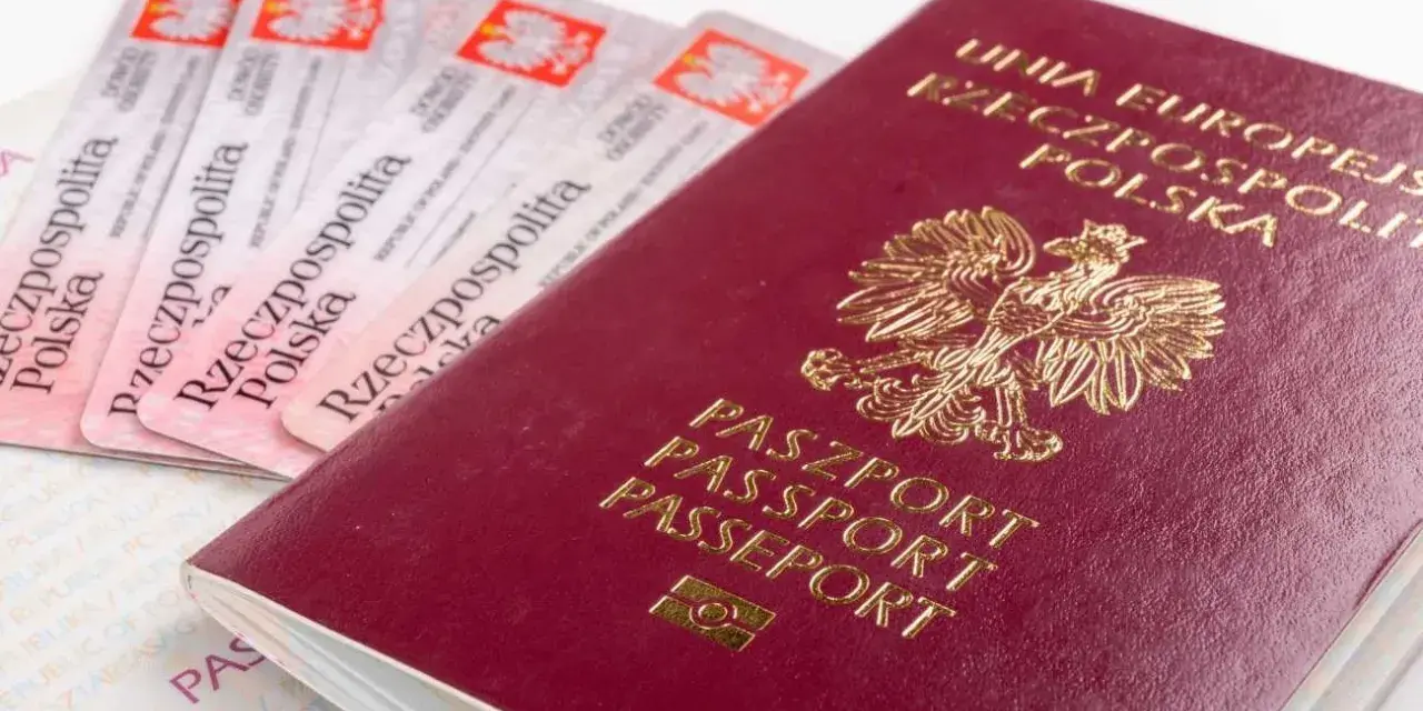 Paszport i kilka dowodów osobistych. Czy do Rzymu można lecieć na dowód osobisty? Sprawdź przepisy!
