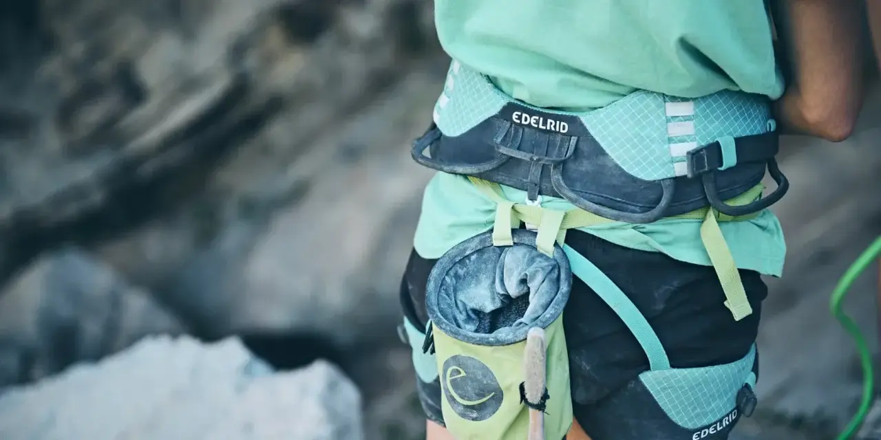 Imbrago arrampicata uomo con sacchetto magnesite e spazzolino. Pronto per scalare.