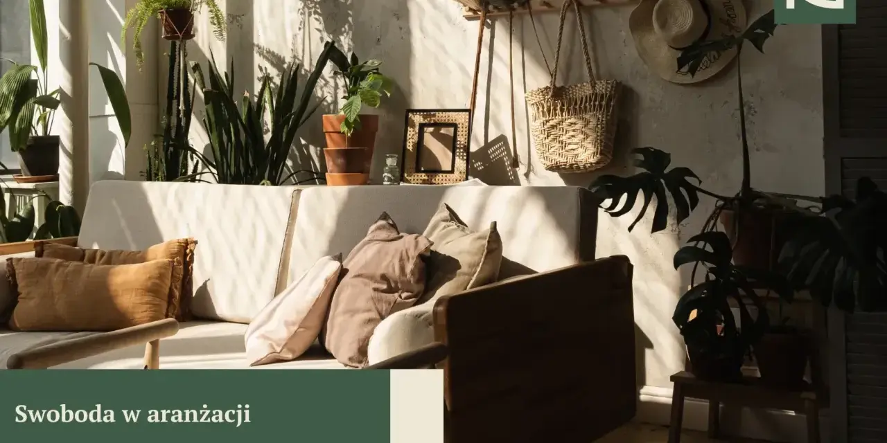 Słoneczny styl boho salonu z mnóstwem roślin, plecionym koszem i słomkowym kapeluszem na ścianie.