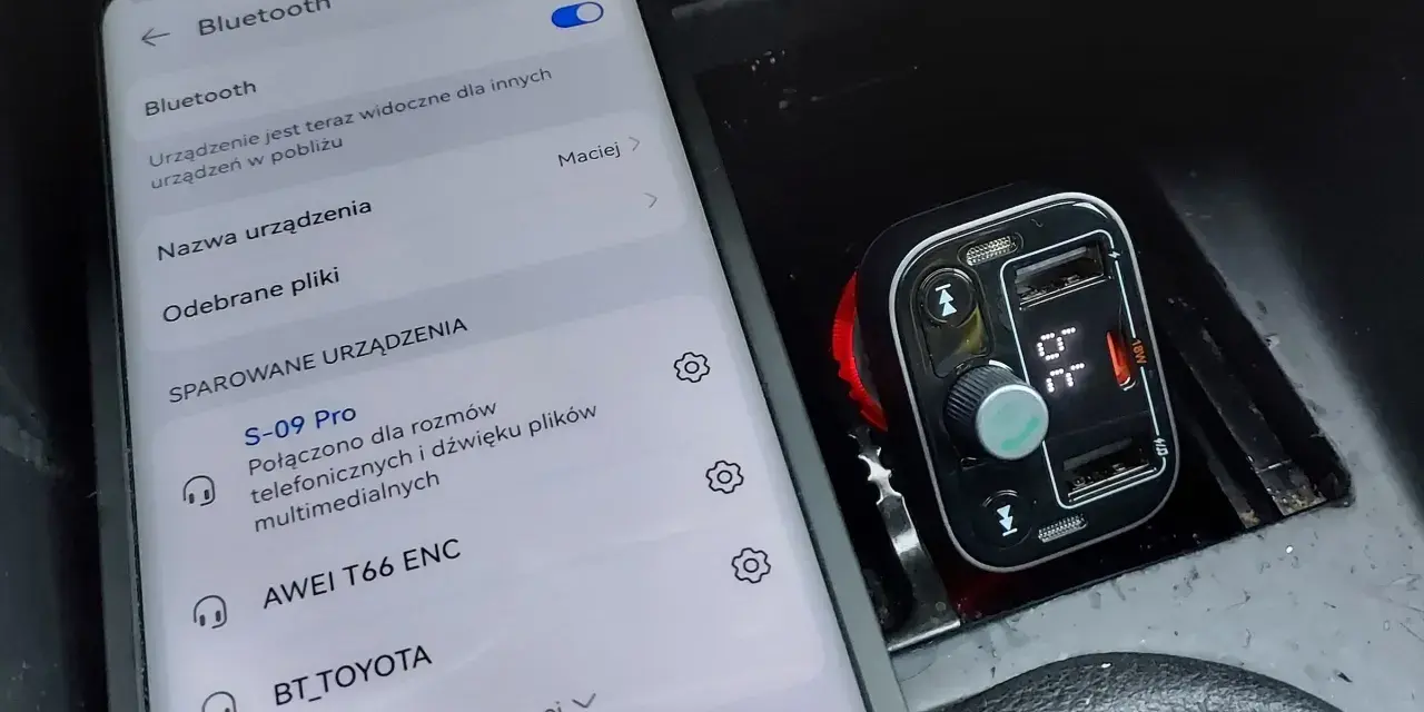 Jak działa transmiter samochodowy? Telefon połączony przez Bluetooth z transmiterem S-09 Pro, który jest wpięty w gniazdo zapalniczki.