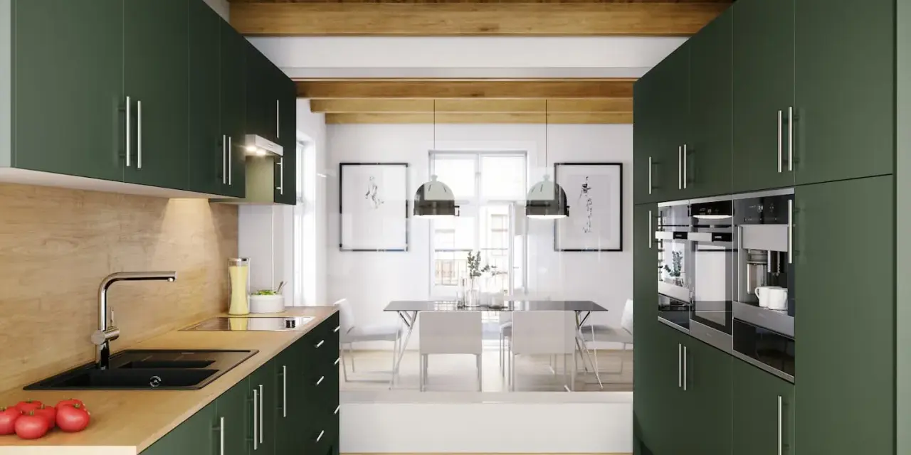 Cocinas verdes modernas con electrodomésticos integrados y vigas de madera en el techo. Un espacio elegante y funcional.