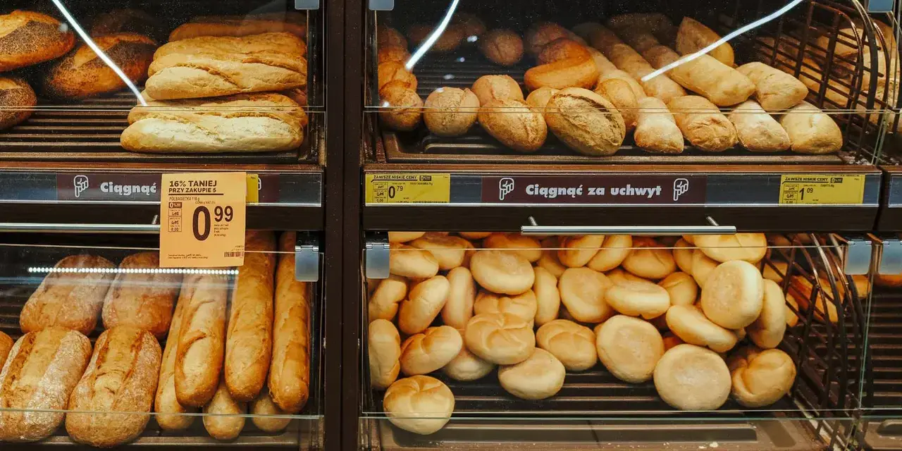 Tost z szynką i serem biedronka kcal. Na półkach sklepowych świeże pieczywo: bagietki, bułki i chleb.