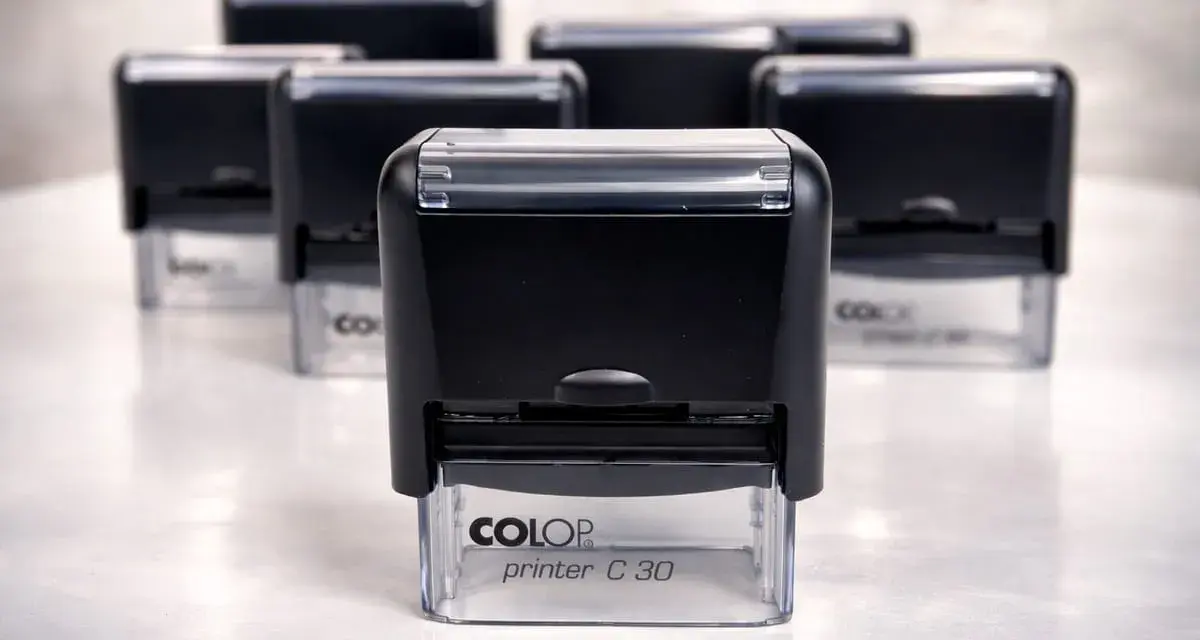 Kilka czarnych pieczątek COLOP printer C 30 ustawionych w rzędzie. Zastanawiasz się, ile trwa wyrobienie pieczątki?
