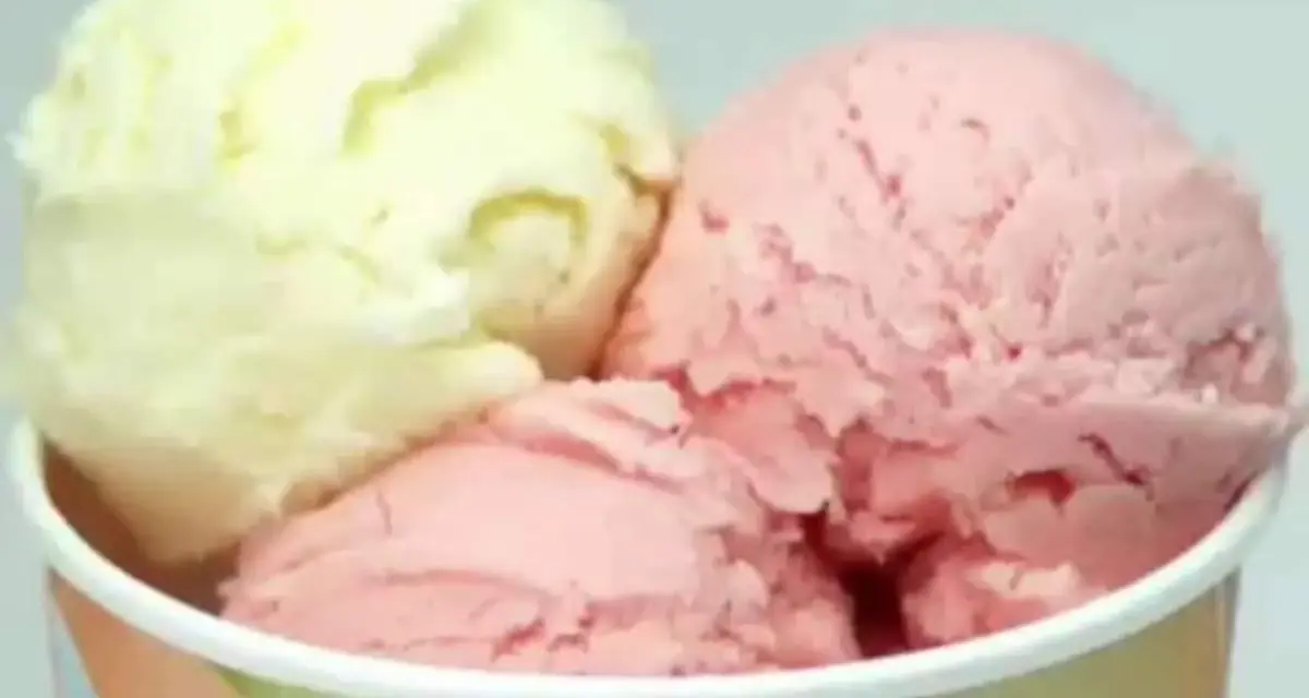 Drei Kugeln Eis in einem Becher: eine hellgelbe und zwei rosafarbene. Verschiedene eis arten für süße Momente.