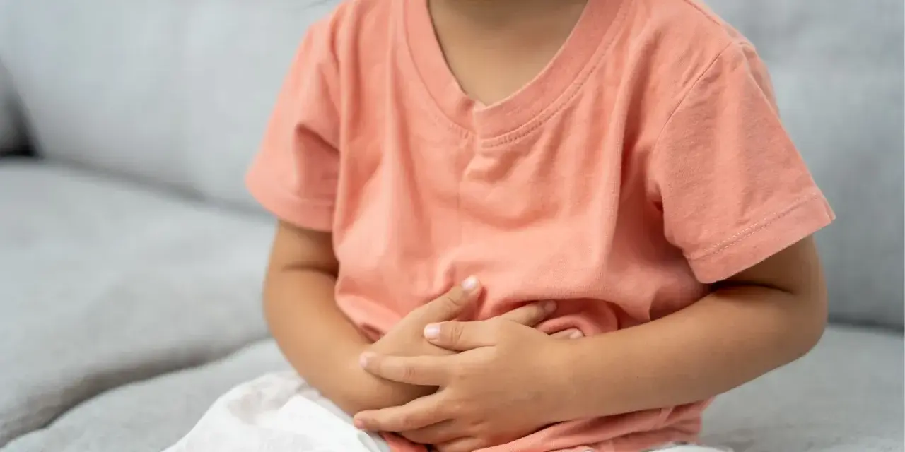 Zaparcia u niemowlaka: Ulga dla brzuszka i kiedy do pediatry