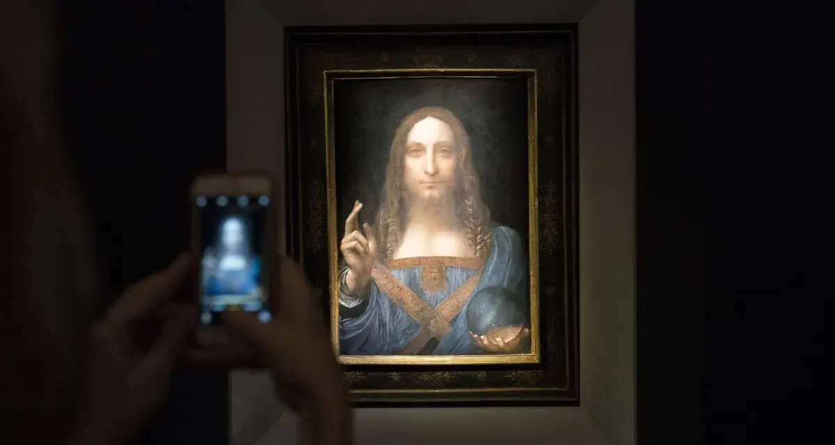 Persona toma foto a Salvator Mundi, el cuadro más caro del mundo, con su móvil.