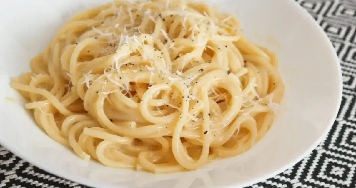 Pyszny makaron spaghetti z parmezanem i pieprzem, idealny przepis na makaron włoski.