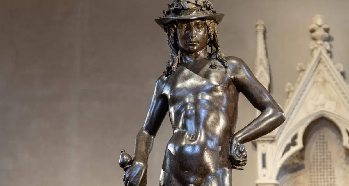 David en bronze, une des œuvres d'art de Donatello, porte un chapeau orné de feuilles et tient une épée.