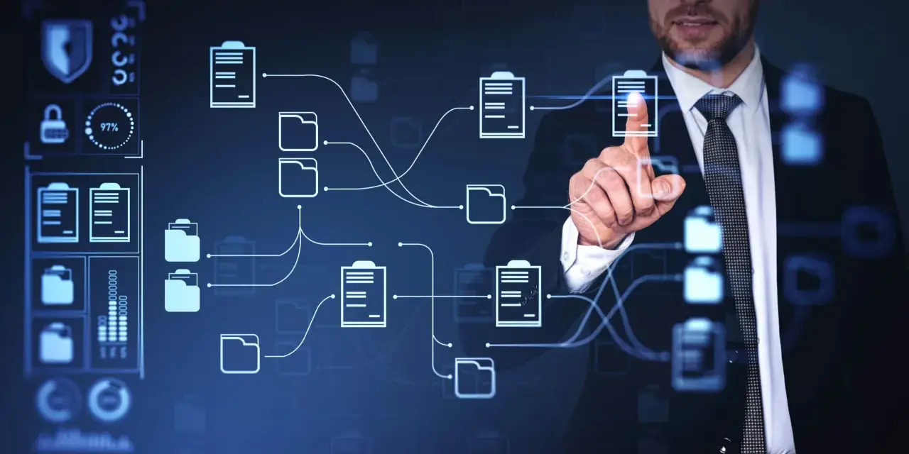 Hombre de negocios interactuando con un diagrama de flujo digital que representa la **gestión de proyectos de software**.