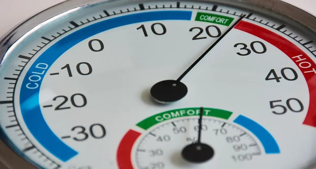 Nahaufnahme eines Thermometers und Hygrometers. Die Anzeige zeigt, dass es Zeit ist, das Hygrometer zu kalibrieren, da die Luftfeuchtigkeit außerhalb des Komfortbereichs liegt.