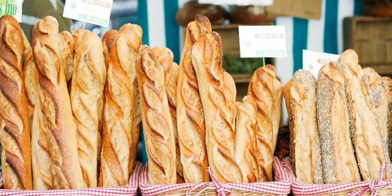 Frisches french brot, goldbraun gebacken, in Körben auf einem Markt. Ein Genuss für jeden Gaumen!